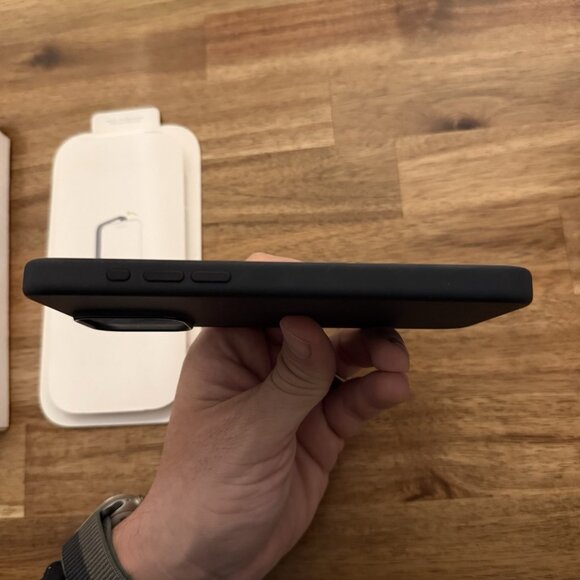 OEM Genuine Apple Silicone Case w/ MagSafe for iPhone 15 Pro Max - Black - Picture 13 of 14